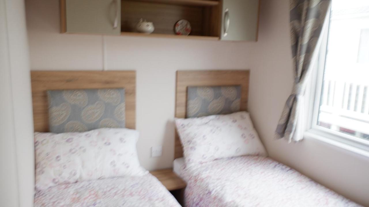 Luxury 2 Bedroom Caravan At Mersea Island Holiday East Mersea Buitenkant foto